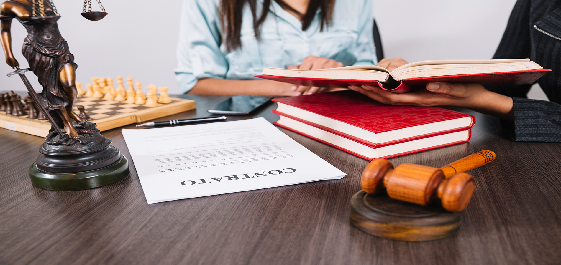 Análise, negociação e elaboração dos diversos tipos de contratos relativos às atividades empresariais: representação, empréstimos, prestação de serviços, transferência de tecnologia, franquia, fornecimento, distribuição, etc.
								Compreende a propositura de ações bem como na defesa delas de acordo com os interesses do cliente em ações de indenização, cobrança, revisional de contrato entre outras.</ br>
								Compreende a propositura de ações bem como na defesa delas de acordo com os interesses do cliente em ações de indenização, cobrança, revisional de contrato entre outras. 