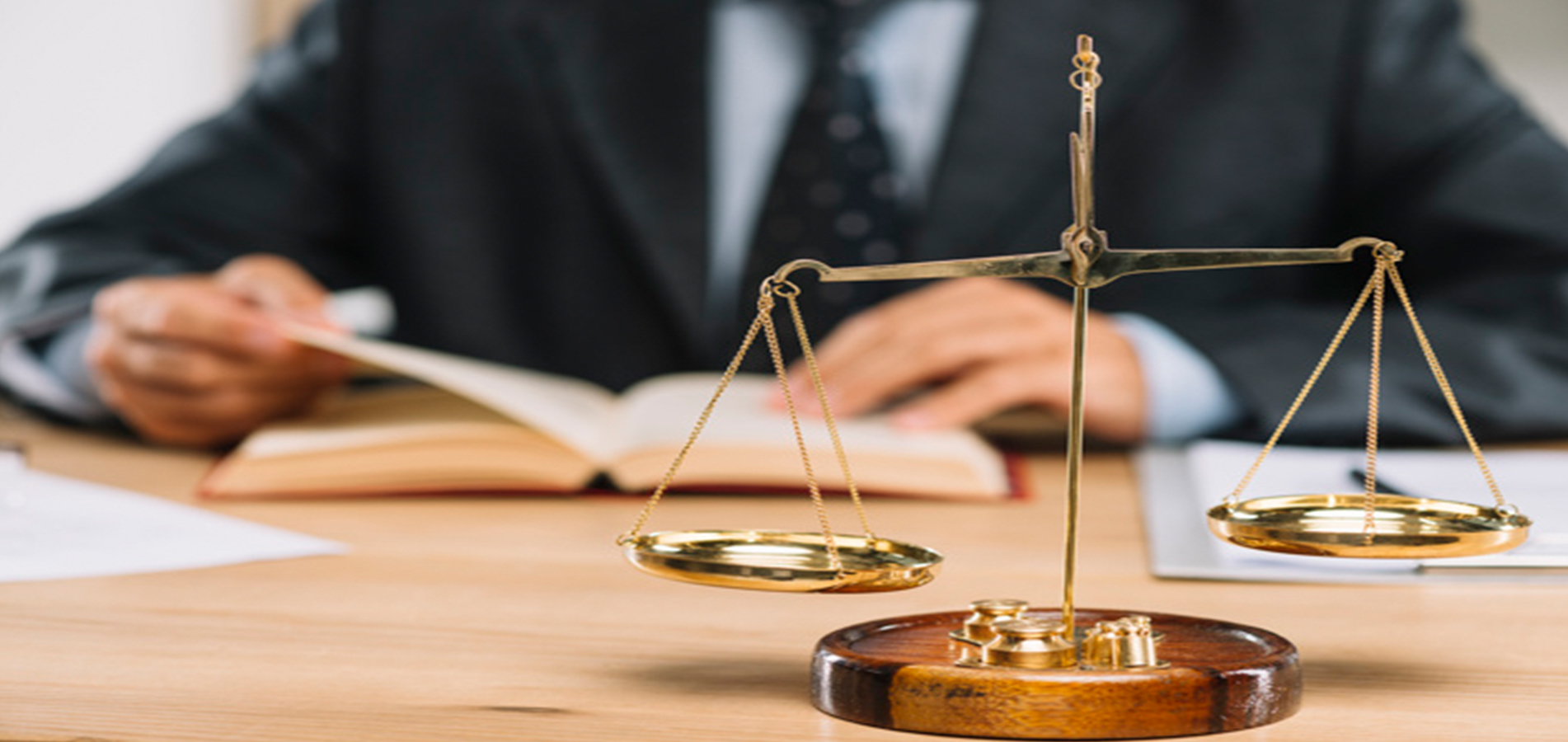 Responsabilidade pelas cobranças judiciais e extrajudiciais de clientes com operações em nível nacional, mediante procedimentos padronizados e sistemáticos que têm como suporte a estrutura de informática do escritório e a cobertura geográfica por intermédio de sua rede de correspondentes. 